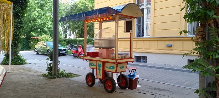 Zuckerwattestand als kleinen Jahrmarktwagen 